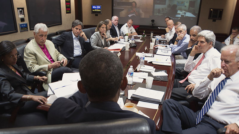 "Kulissen der Macht" Szenenbild - Präsident Obama berät sich im Situation Room (© Films That Matter)
