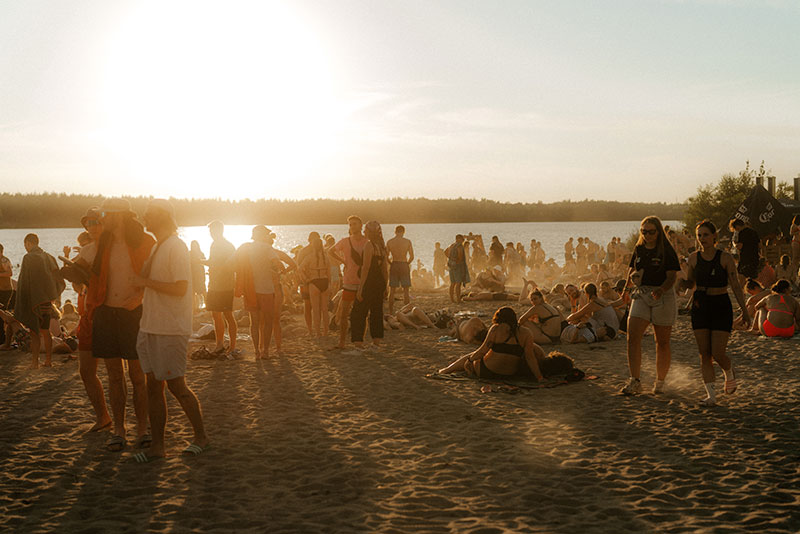 Strandatmosphäre beim Highfield Festival Beach 2024 (© Line Tsoj)