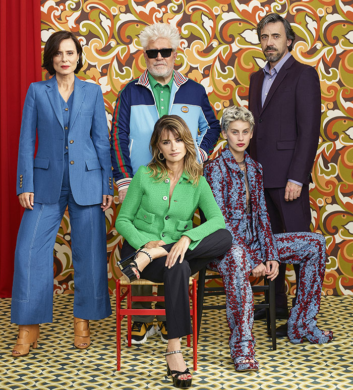 Pedro Almodóvar mit den DarstellerInnen von "Parallele Mütter" (© El Deseo / Studiocanal 2021)